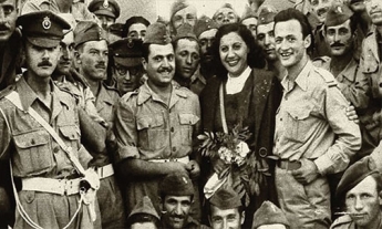 Article Σοφία Βέμπο με στρατιώτες, Sophia Vembo singer among Greek soldiers