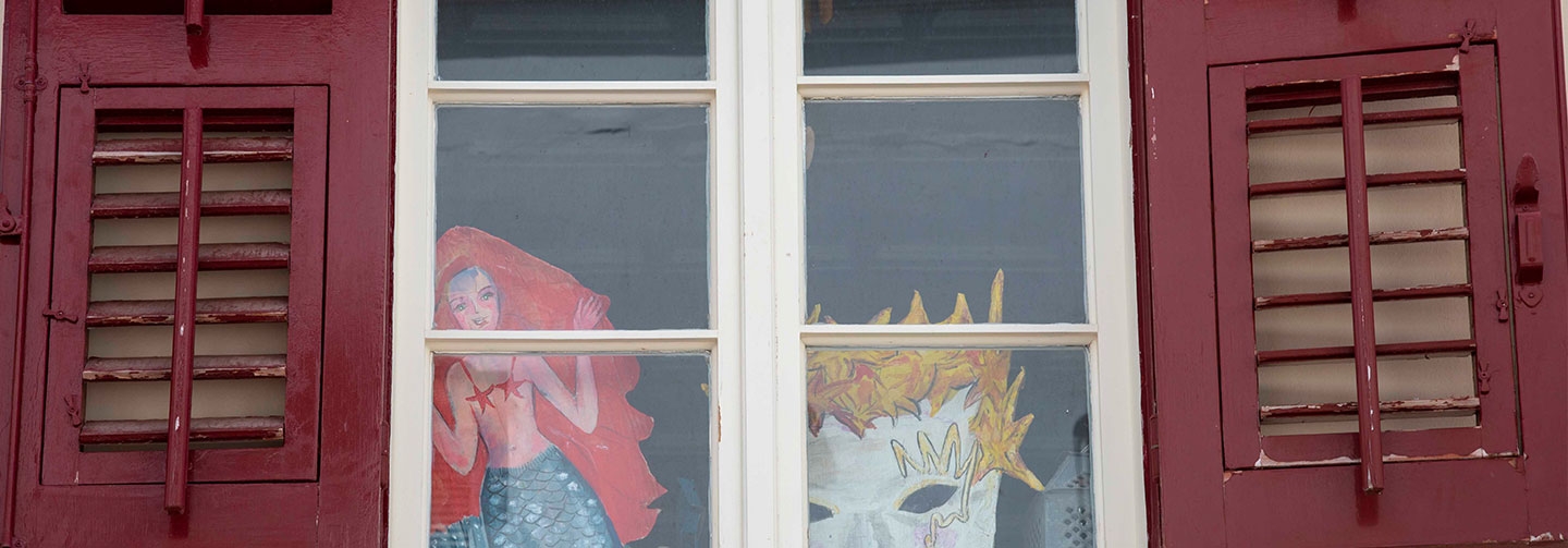 Nafplio Carnival window, μάσκες σε παράθυρο Ναύπλιο
