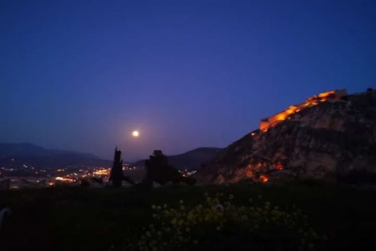 Φεγγάρι σρο Ναύπλιο, Full-moon rise in Nafplio