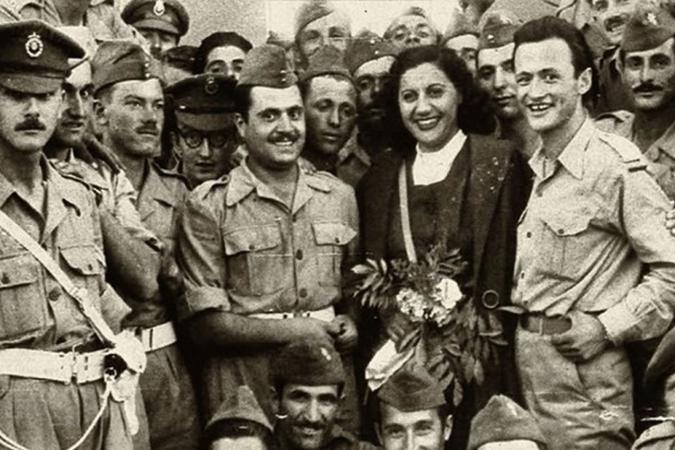Σοφία Βέμπο με στρατιώτες, Sophia Vembo singer among Greek soldiers
