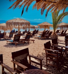 Listing calma beach bar, kandia beach bar, relaxing by the sea, nafplio beach bar, coffee by the beach, μπαράκι στην Κάντια, παραλία Κάντια Ναυπλίου, μπαράκι στη θάλασσα